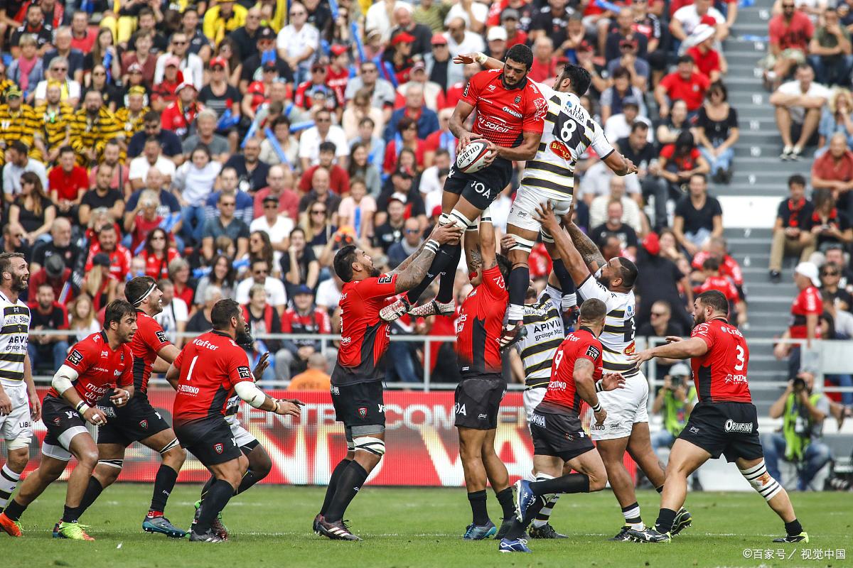 关于足球赛事激烈对抗，球员们尽展技艺争夺胜利的信息